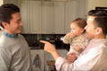 Малышка встречает брата-близнеца своего отца в очаровательном видео